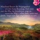 Text vor Landschaft: "Manchmal flüstert die Vergangenheit wie eine ferne Brandung..." Hügel und Himmel in sanften Farben.