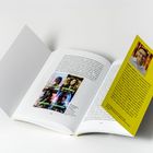 Text über den Autor Daniel Wolf in gelb. Offenes Buch mit Fotos von vier Frauen darunter.