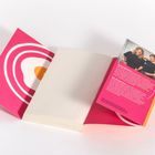 Klappentext beschreibt Autorinnen Tanja Borchardt und Nora Burgard-Arp. Pinke Buchhülle mit abstraktem Design.