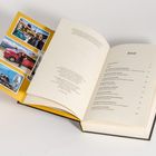 Ein aufgeschlagenes Buch zeigt ein Inhaltsverzeichnis. Links sind farbige Fotos auf gelbem Hintergrund sichtbar.
