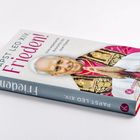 „Papst Leo XIV. Frieden!“ in großen Buchstaben. Bild eines lächelnden Mannes in päpstlichen Gewändern.