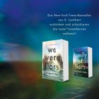 Text: „Die New-York-Times-Bestseller von E. Lockhart“ und zwei Buchcover mit verschwommenem Hintergrund.