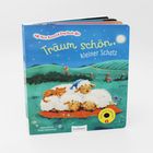 "Träum schön, kleiner Schatz." Illustration: Zwei schlafende Schafe und eine Katze auf einer Wiese unter einem Sternenhimmel.
