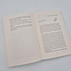 Kapitel 29 – Rosas Entscheidung. Nonantola, 1943. Offenes Buch auf einer hellen Fläche.