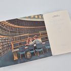 Text: Kathinka Engel, Exposing Billionaires' Row. Illustration: Ein Paar sitzt in einer großen, runden Bibliothek.