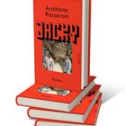 Text: "Anthony Passeron", "JACKY", "Roman", "PIPER". Mehrere rote Bücher mit einem Foto zweier Menschen.