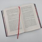 Eine aufgeschlagene Buchseite. Seitenzahlen 156 und 157. Ein rotes Stoffleseband verläuft mittig.