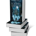 „Im Schatten Simyalas“ von Lena Falkenhagen und Thomas Finn, zeigt ein Schloss im Wald mit Wasserfall.