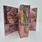 Es gibt keinen Text. Es handelt sich um eine gefaltete Illustration eines Gartens mit Bäumen und Blumen in lebhaften Farben.