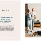 Kapitel 4: Programme für mehr Kraft und Stabilität. Eine Frau trainiert mit Hanteln, ein Mann assistiert, ein Hund liegt am Boden.