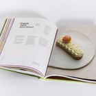 Links Text: "CHEESE TARTS Saint-Honoré", ein Rezept. Rechts ein Tart mit Sahne und Frucht auf einem Teller.