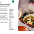 Zwischentitel: ZWIEBEL-BHAJI-RÖSTI. Beschreibung eines vegetarischen Rezepts mit Zutaten und Zubereitungsschritten. Bild einer roten Pfanne mit Gericht.