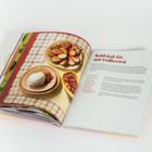 „Koldskål-Eis mit Erdbeeren“ lautet der Titel. Links Teller mit Eiskugel, Erdbeeren, rechts Rezepttext.