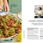 Warmer Auberginensalat mit Granatapfelkernen und Pistazien. Text über Ella Mills und gesundes Kochen.