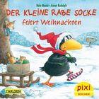 "Der kleine Rabe Socke feiert Weihnachten" in roter Schrift. Illustration mit Rabe in Weihnachtsmütze im Schnee.