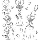 Illustration mit drei detaillierten Schlüsselanhängern, verziert mit Knoten, Quasten, Perlen. Herzen und Sterne umgeben sie.