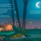 Ein schlafendes Reh und Wildschwein im Wald. Feuerfliegen umgeben sie. Der Hintergrund zeigt einen Nachthimmel mit Halbmond.