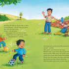 Text: Zwei Jungen spielen mit Bällen. Ein Junge grinst, der andere lacht. Ein Picknick findet im Hintergrund statt.