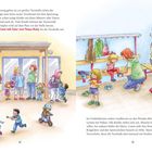 Text: Conni hält lieber noch Mamas Hand.
Menschen vor einer Turnhalle, Kinder spielen, drinnen ziehen sich Kinder um, hängende Jacken an Haken.