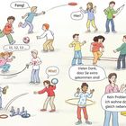 „Fang!“, „Hier!“, „11, 12, 13“, „Mist!“, „Vielen Dank, dass Sie extra gekommen sind!“, „Kein Problem, ich wohne doch gleich nebenan.“ Eine fröhliche Szene, in der Kinder verschiedene Aktivitäten auf einem Spielplatz machen, wie Seilspringen, Fußballspielen und Hula-Hoop.