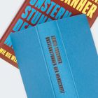 "Armin Thurnher Unsternenstunden der Menschheit" auf blauem Buchrücken; darunter braunes Buch mit blau-gelbem Text.