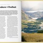 Text: "Wandern = Freiheit." Links längerer Artikel über das Wandern, rechts Foto von Wanderern in einer weiten, grünen Landschaft.