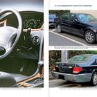 W 124 IN VERKLEIDUNG SSANGYONG CHAIRMAN. Lenkrad eines Autos im Detail, daneben zwei schwarze Limousinen auf Parkplätzen.