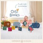 "Es gibt mehr zu entdecken" und "CoSi Books". Ein Baby mit Stoffbilderbüchern in Tierformen auf einem Bett.