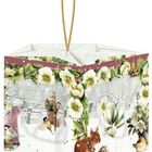 Ein vierseitiger Hänger, dekoriert mit weißen Blumen, Vögeln und einem Eichhörnchen im verschneiten Waldmotiv.