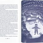 Seite 272: Ein Kind steht lächelnd inmitten eines Kreises aus Rentieren, umgeben von Schnee, in einem märchenhaften Stil.