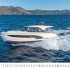 Zahlenreihe von 1 bis 31 unten; darüber eine Yacht auf dem Meer vor einer bewaldeten Küste.