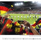 Juli, Kalender, Deutsche Fans mit Fahnen in einem Stadion, Fußballspieler feiern auf dem Feld, Menschen jubeln. Logo: kicker.