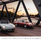 Am unteren Rand stehen Kalendertage von 1 bis 31. Zwei klassische Autos auf einer Brücke bei Sonnenuntergang.