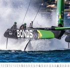 "BONDS", "SAIL GP", "AUS", Kalenderabschnitt darunter; grün-schwarzes Segelboot, Gischt spritzt hoch, zwei Personen an Bord.