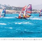 Kalenderblatt für Juli. Windsurfer in blauem Wasser, bunte Segel mit Logos. Küstenlinie und Gebäude im Hintergrund.