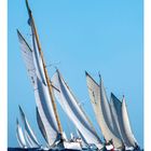 07, Zahlen von 01 bis 31 unten. 

Mehrere Segelboote mit weißen Segeln auf blauem Wasser unter klarem Himmel.