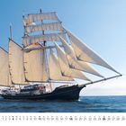 Der Text "September" und "9" mit Kalenderdaten darunter. Ein Dreimaster-Segelschiff auf ruhiger See, blauer Himmel im Hintergrund.