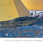 Zahl "7" und Kalenderdaten unten; Segelboot mit gelben Segeln auf bewegter blauer See, Crew in Aktion.