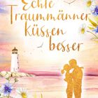 „Svenja Lassen. Echte Traummänner küssen besser.“ Ein Paar umarmt sich vor einem Leuchtturm, umrahmt von Blumen.