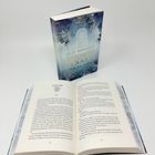 Zwei Bücher: "Burnham Dynasty - Weil wir es sind" von Julie Marinello. Das eine Buch ist geschlossen, das andere auf Seite 192/193 offen.