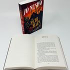 "Jo Nesbø", "Das Nachthaus". Roman, Kapitel 16. Ein Buch steht, ein anderes ist geöffnet auf Seite 115.