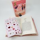 „UND ALLES ZERBRICHT“ von Maxine Reuker. Ein geschlossener und ein offener Roman, Stickerbogen mit Herzen.