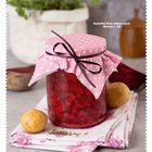 Kartoffel-Rote-Rüben-Salat (Rezept S. 56); Ein Glas mit roten Würfeln, rosa Stoffdeckel, zwei Kartoffeln, Kräuter daneben.