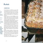 Links ein Rezept für Buchteln mit Zutaten und Zubereitung; rechts ein Blech mit frisch gebackenen, goldbraunen Buchteln.