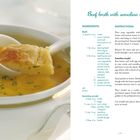 Titel: "Beef broth with semolina strudel". Links ein Foto einer Suppe mit Strudeln. Rechts Zutaten und Zubereitungsschritte.