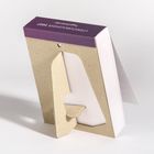 "LITERATURKALENDER 2022" steht auf einem lila Papier. Kalenderset mit Holzständer und Block.