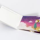 Text: "Ich habe lange unter Erwachsenen gelebt. [...] verbessert." Illustration: Kleiner Prinz auf rosa Wolkenhintergrund.