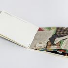 Der Text lautet: "KATSUSHIKA HOKUSAI (1760-1849) 'Die große Welle vor Kanagawa' (um 1830)". Es ist ein Buch mit farbigen Kunstwerken.