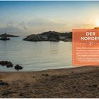 "DER NORDEN" in einem orangen Kasten, darunter ein Strand bei Sonnenuntergang mit Felsen und ruhigem Wasser.