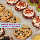 DAS BACKBUCH ZUM TIKTOK-FOODTREND. Kekse in verschiedenen Sorten auf Backpapier.